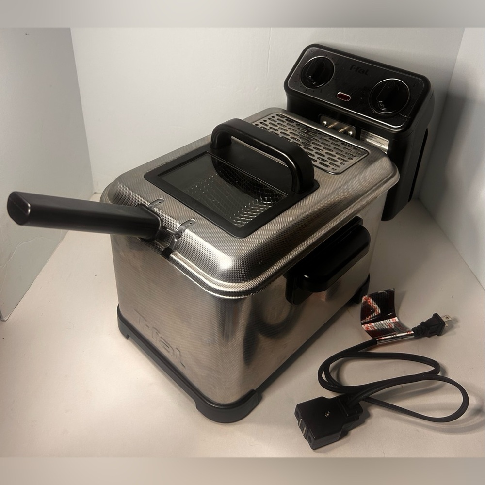 T-Fal Solo Oil Fryer. Model Serie F33 S. Silver.  1600W 120V AC 60Hz. Tested.